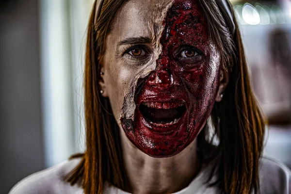 Maquiagem zumbi no Halloween 2020. Maquilagem de arte criativa de véspera de festa de Dia de Todos os Santos. Cara assustadora. Um retrato de perto de uma mulher horrível. Horror.. — Fotografia de Stock