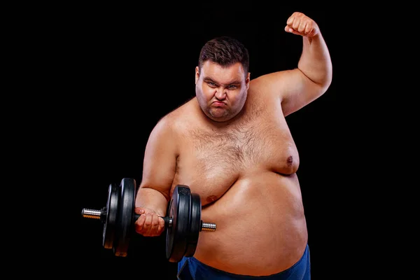 Hombre gordo haciendo ejercicio transpirando con pesas. Chico feliz aislado sobre fondo amarillo. —  Fotos de Stock