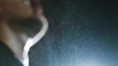 Spor salonundaki yorgun erkek sporcunun portresi. Fitness ve egzersiz motivasyonu