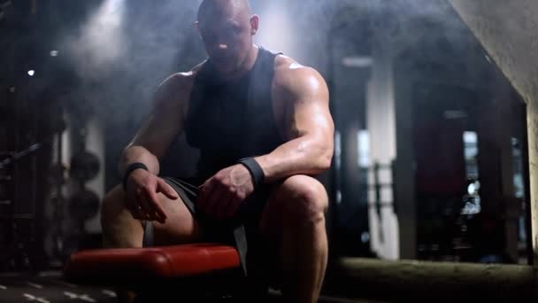 Ember, a sportoló pihen edzés után a tornateremben. Fitnesz és edzés motiváció. — Stock videók