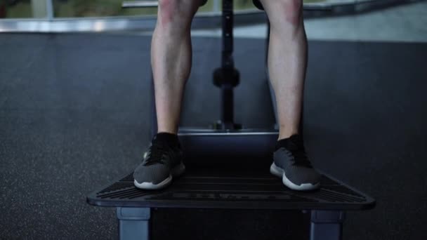 Muž atlet dělá dřepy ve sportovní tělocvičně. Fitness a cvičení motivace — Stock video