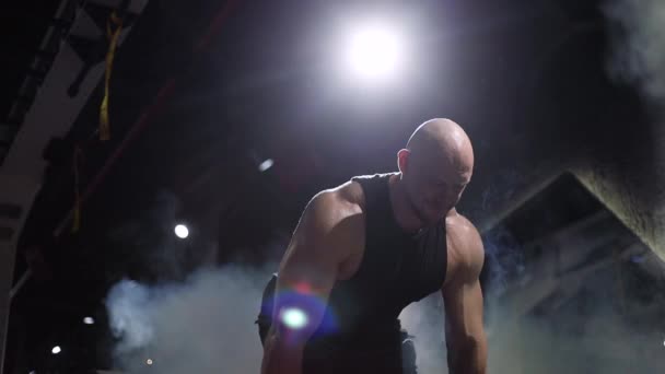 Egy férfi sportoló, aki romániai súlyzózik a tornateremben. Fitnesz és edzés motiváció — Stock videók