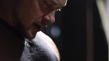 Spor salonundaki yorgun erkek sporcunun portresi. Fitness ve egzersiz motivasyonu