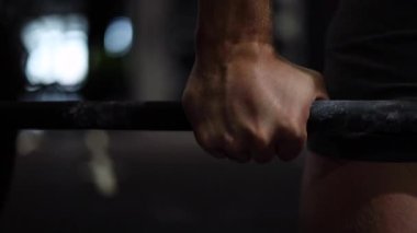 Romen halterini kaldırmaya hazırlanan erkek sporcu. Spor ve spor motivasyonu. Yakın çekim yavaş çekim videosu.