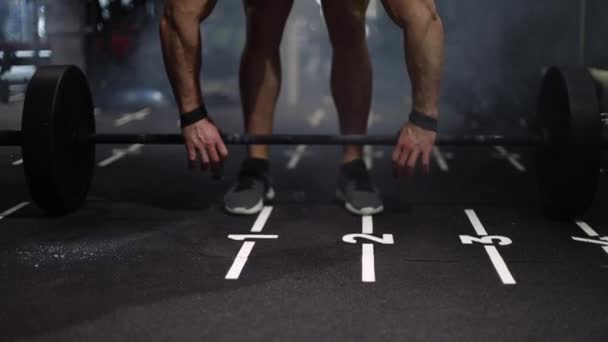 Homme athlète faisant haltérophilie barbell roumaine dans la salle de sport. Fitness et entraînement motivation — Video