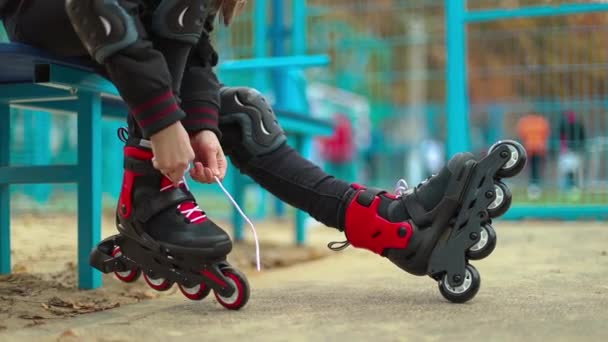 Nahaufnahme Video von Rollschuhläuferin Mädchen im Park Inlineskates. Kaukasische Mädchen bei Outdoor-Aktivitäten. — Stockvideo