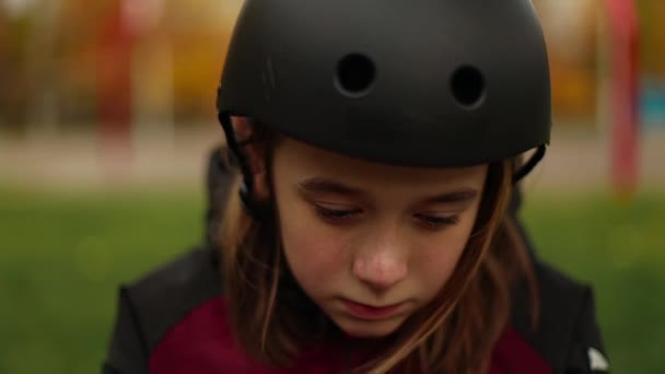 Close-up portret van verdrietig meisje in rollerblade of skate helm — Stockvideo