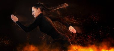 Güçlü atletik kadın koşucu, siyah arka planda koşuyor spor giyim ve kulaklık takıyor. Spor ve spor motivasyonu. Çalıştırıcı kavramı.