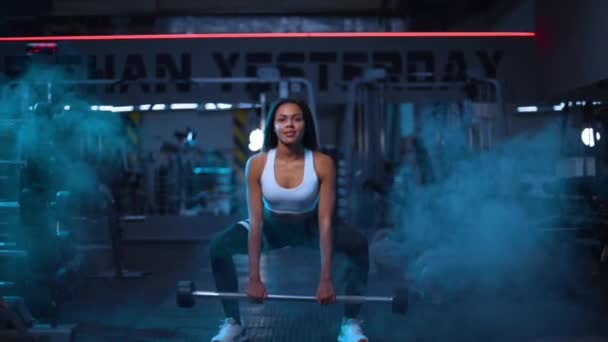 Gespierde jonge fitnessvrouw workout met lange halter in fitnessruimte. — Stockvideo