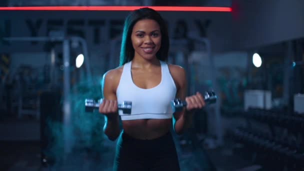 Tělocvična a fitness koncept. Svalnaté mladé sportovní žena cvičení s činky ve fitness sportovním klubu. — Stock video