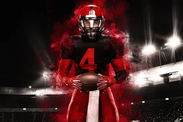 Jugador de fútbol americano, deportista atleta con casco rojo en el fondo del estadio. Fondo de pantalla deporte y motivación. — Foto de Stock