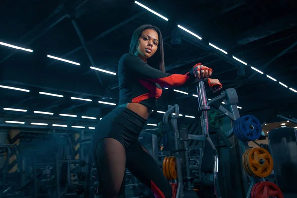 Muscular jovem fitness esportes mulher treino com barra no ginásio de fitness. — Fotografia de Stock