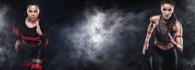 Siyah arka planda koşan iki atlet. Geceleri spor giyerek koşan güçlü atletik kadınlar. Spor ve spor motivasyonu. Çalıştırıcı kavramı.