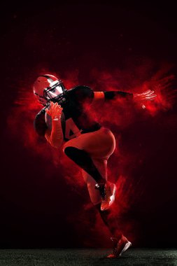 Amerikalı futbolcu, stadyum arka planında kırmızı kasklı sporcu. Spor ve motivasyon duvar kağıdı.