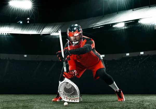 Lacrosse Player, idrottsman i röd hjälm på stadion bakgrund. Sport och motivation tapet. — Stockfoto