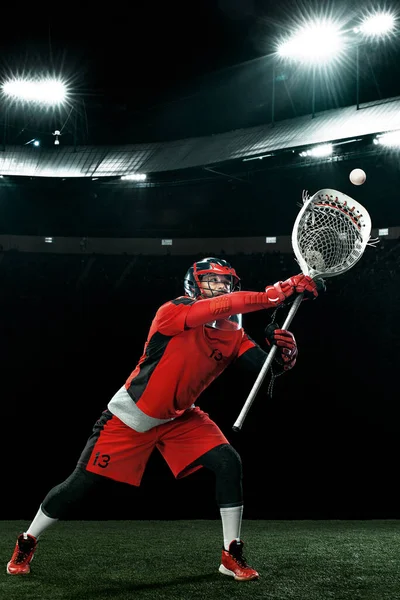 Lacrosse Player, atleta sportivo in casco rosso sullo sfondo dello stadio. Sport e motivazione carta da parati. — Foto Stock