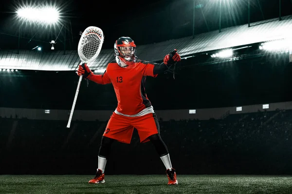 Lacrosse Player, atleta sportivo in casco rosso sullo sfondo dello stadio. Sport e motivazione carta da parati. — Foto Stock