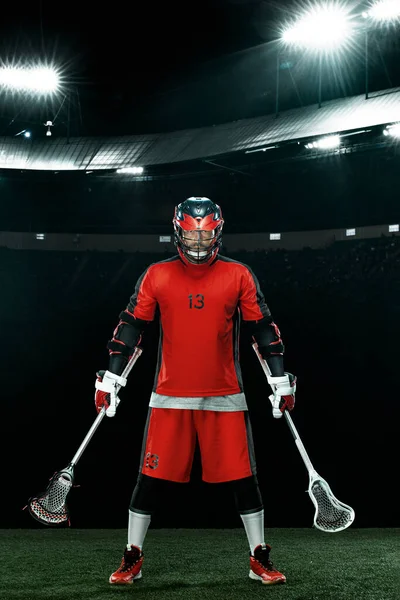 Jugador de Lacrosse, deportista atleta en casco rojo en el fondo del estadio. Fondo de pantalla deporte y motivación. —  Fotos de Stock
