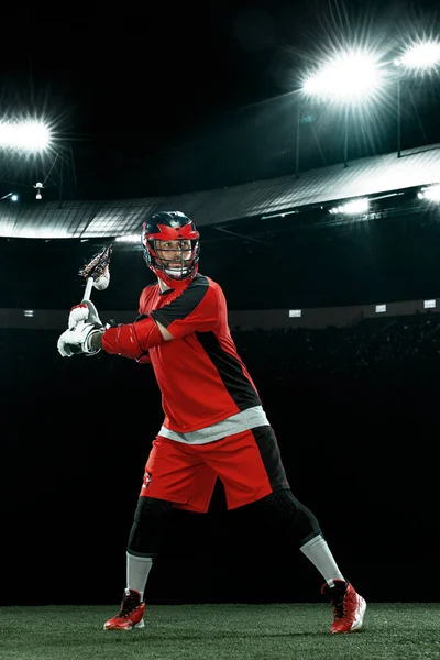 Jugador de Lacrosse, deportista atleta en casco rojo en el fondo del estadio. Fondo de pantalla deporte y motivación. — Foto de Stock