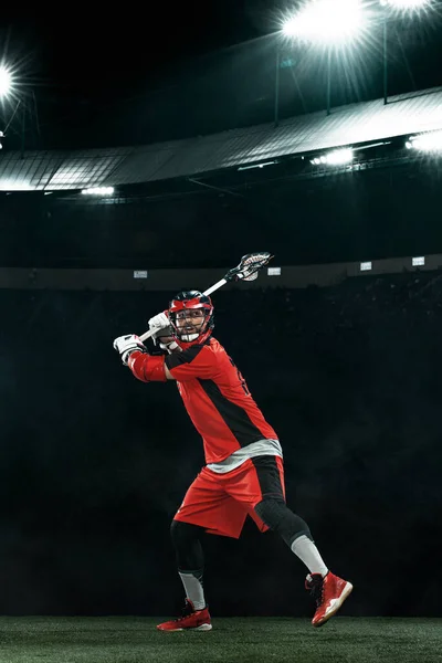 Lacrosse Player, atleta sportivo in casco rosso sullo sfondo dello stadio. Sport e motivazione carta da parati. — Foto Stock