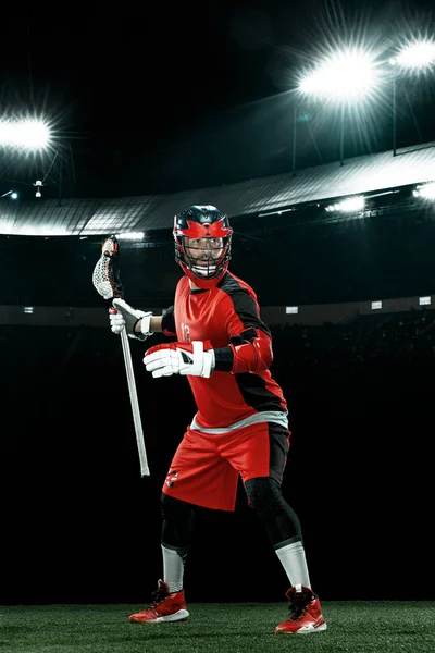 Lacrosse Player, atleta esportista de capacete vermelho no fundo do estádio. Esporte e motivação papel de parede. — Fotografia de Stock