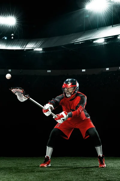 Lacrosse Player, sportoló sportoló piros sisakban a stadion hátterében. Sport és motiváció tapéta. — Stock Fotó