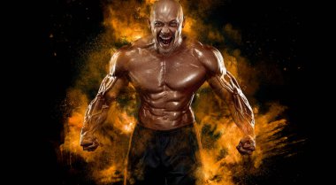 Vücut geliştirme sporcusu. Vücut geliştirme yarışmaları sahnede. Yakışıklı ve formda sporcu fiziği. Erkek fitness ve spor motivasyonu. Bireysel spor eğlencesi.