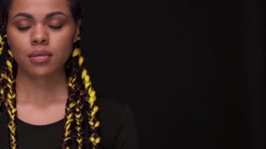 Mutlu gülümseyen Afrikalı kadın portresi. Afro saçlı bir kız. Sarı kanekalonlu örgüler