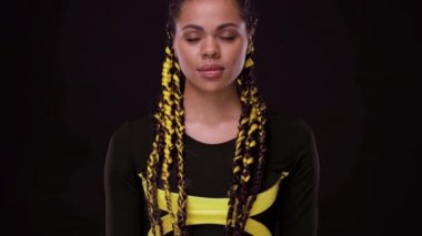 Mutlu gülümseyen Afrikalı kadın portresi. Afro saçlı bir kız. Sarı kanekalonlu örgüler