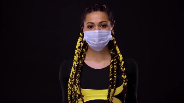 Портрет щасливої афро-американської жінки з медичною маскою. Дівчина з афро-стилем волосся. Метелики з жовтим канекалоном. — стокове відео