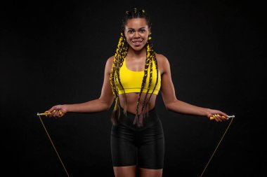 Siyah arka planda ip atlayan kadınlar. İple atlayan güzel genç kadınlar