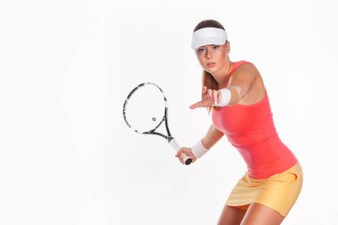 Mavi kostümlü bir tenisçi. Beyaz arka planda tek başına oynayan kadın sporcu.