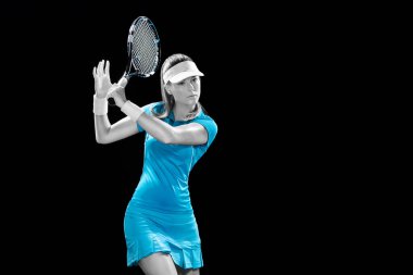 Mavi kostümlü bir tenisçi. Büyük arenada oynayan kadın sporcu.