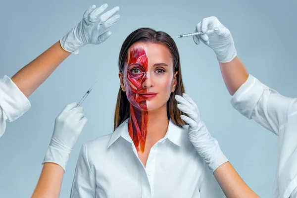 Cosmetic injection in the face. Young woman with half of face with muscles structure under skin. Model for medical training on a light background. Close up video of face human anantomy. — Stock Photo, Image