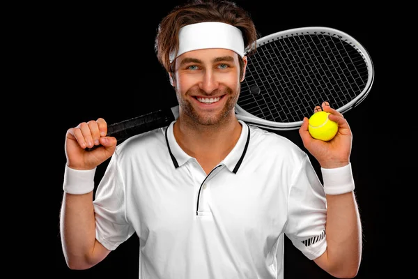 Joueur de tennis avec raquette en costume blanc. Homme athlète jouer isolé sur fond noir. — Photo