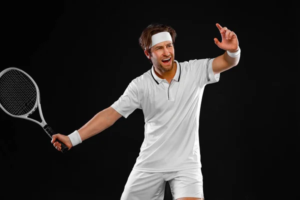 Παίκτης τένις με ρακέτα σε λευκό κοστούμι. Αθλητής που παίζει απομονωμένος σε μαύρο φόντο. — Φωτογραφία Αρχείου
