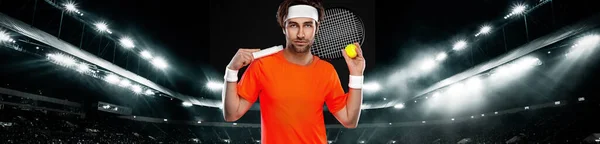 Παίκτης τένις με ρακέτα σε πορτοκαλί t-shirt. Αθλητής που παίζει σε μεγάλη αρένα με γήπεδα τένις. — Φωτογραφία Αρχείου
