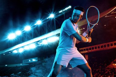 Beyaz tişörtlü tenisçi. Tenis kortlarıyla büyük arenada oynayan erkek sporcu.