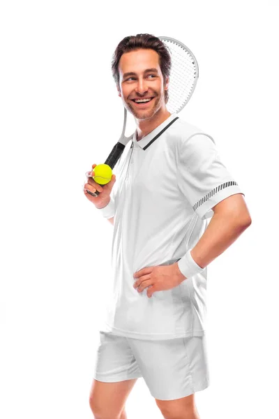 Joueur de tennis souriant avec raquette en costume blanc. Homme athlète jouer isolé sur fond de lumière. — Photo