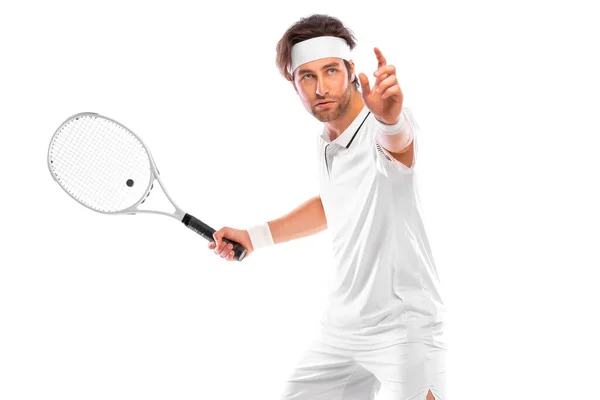 Παίκτης τένις με ρακέτα σε λευκό κοστούμι. Αθλητής που παίζει απομονωμένος σε φόντο φωτός. — Φωτογραφία Αρχείου