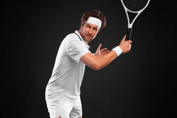 Jugador de tenis con raqueta en traje blanco. Hombre atleta jugando aislado sobre fondo claro. — Foto de Stock