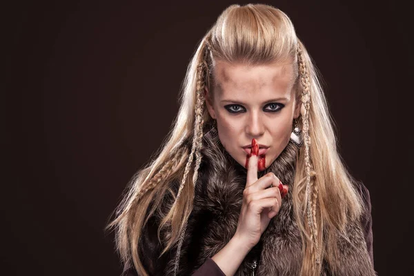 Portrait of viking woman in a traditional warrior clothes. Face in blood. — Stock Photo, Image