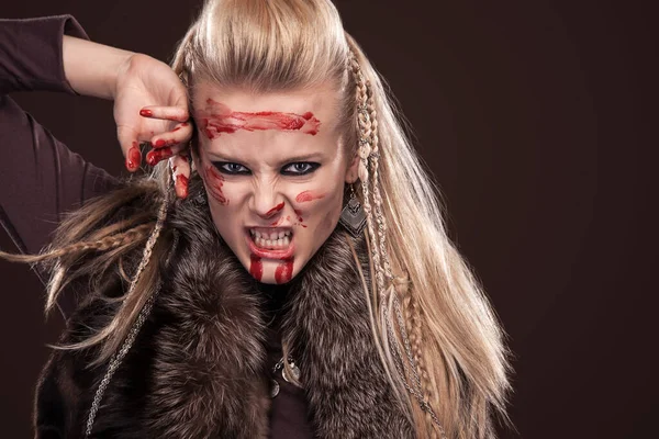 Portret van een vikingvrouw in traditionele krijgerskleding. — Stockfoto