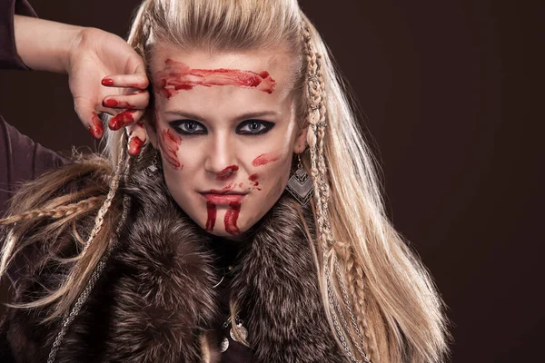 Portret van een vikingvrouw in traditionele krijgerskleding. — Stockfoto