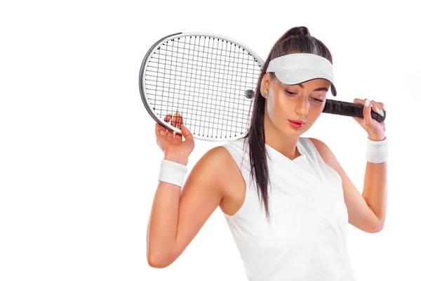 Jugador de tenis con raqueta en traje blanco. Mujer atleta jugando aislado sobre fondo blanco. — Foto de Stock