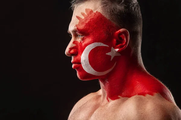 Fã da Turquia. Atleta de futebol ou futebol com bodyart bandeira no rosto. Conceito de esporte com copyspace. — Fotografia de Stock