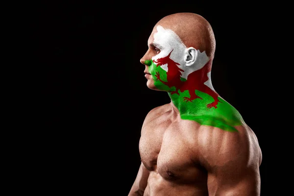 Fan du Pays de Galles. Athlète de football ou de football avec le bodyart drapeau sur le visage. Concept sport avec copyspace. — Photo