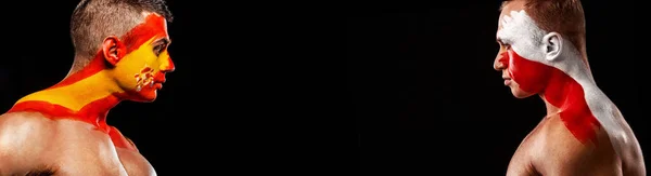 Mecz 22 Hiszpania kontra Polska. Piłka nożna lub piłka nożna sportowiec z flagą bodyart na twarzy. Koncepcja sportowa z copyspace. — Zdjęcie stockowe