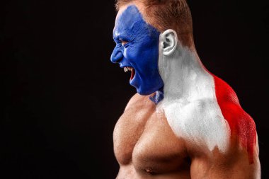 France taraftarı. Fransa Cumhuriyeti bayrağı. Yüzünde bayrak olan futbol ya da futbol atleti. Kopyalama alanı ile spor kavramı.