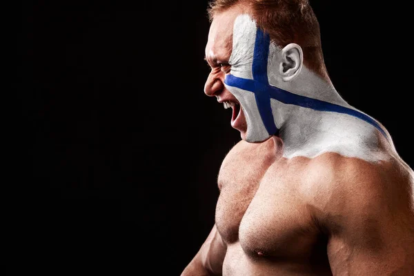 Finnland-Fan. Fußball- oder Fußballathlet mit Fahnenkörper im Gesicht. Sportkonzept mit Kopierraum. — Stockfoto